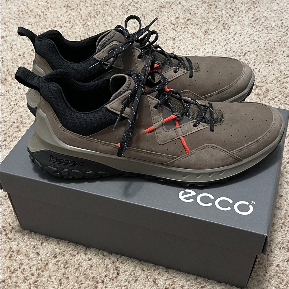 ECCO Men's Brown and Black Sneakers New with Box
